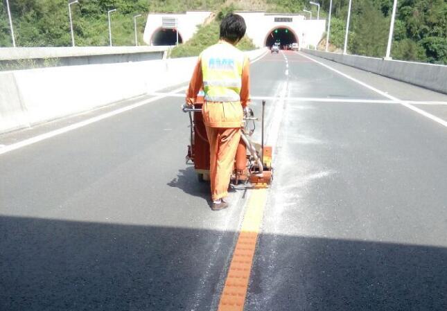 十白高速隧道中线道路标线施工